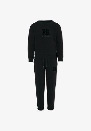 Czarny długi sweatshirt z długim rękawem i pasującymi spodniami dresowymi z nadrukowanym logo "JR John Richmond" na klatce piersiowej i udzie.