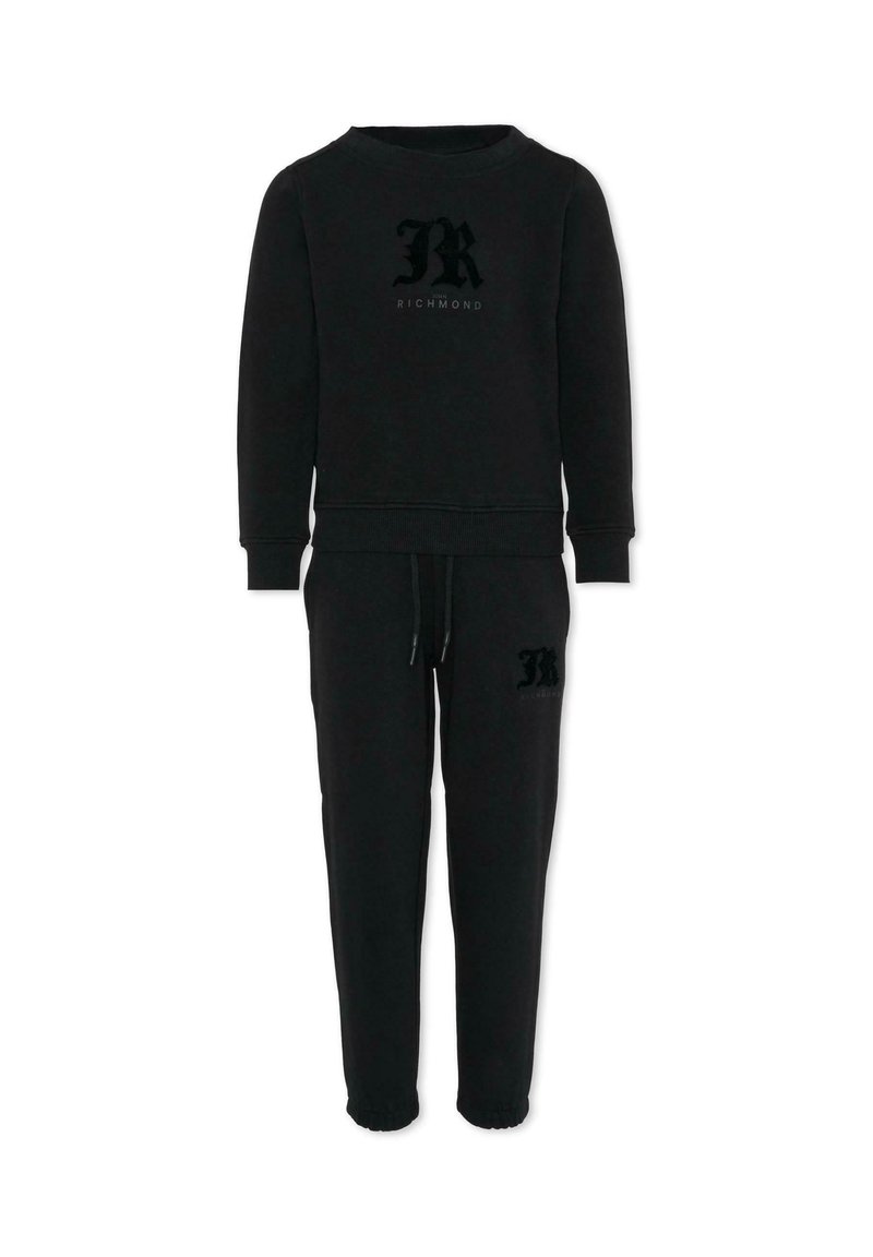 Czarny długi sweatshirt z długim rękawem i pasującymi spodniami dresowymi z nadrukowanym logo "JR John Richmond" na klatce piersiowej i udzie.