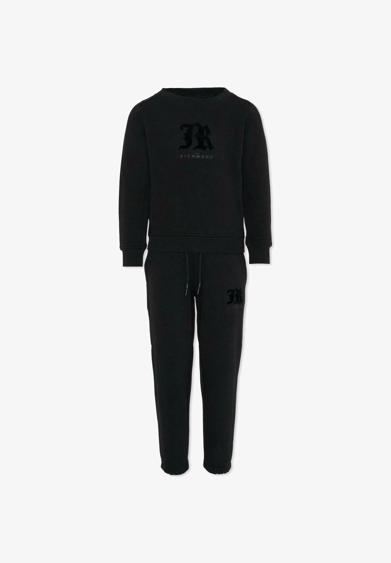 Czarny długi sweatshirt z długim rękawem i pasującymi spodniami dresowymi z nadrukowanym logo "JR John Richmond" na klatce piersiowej i udzie.