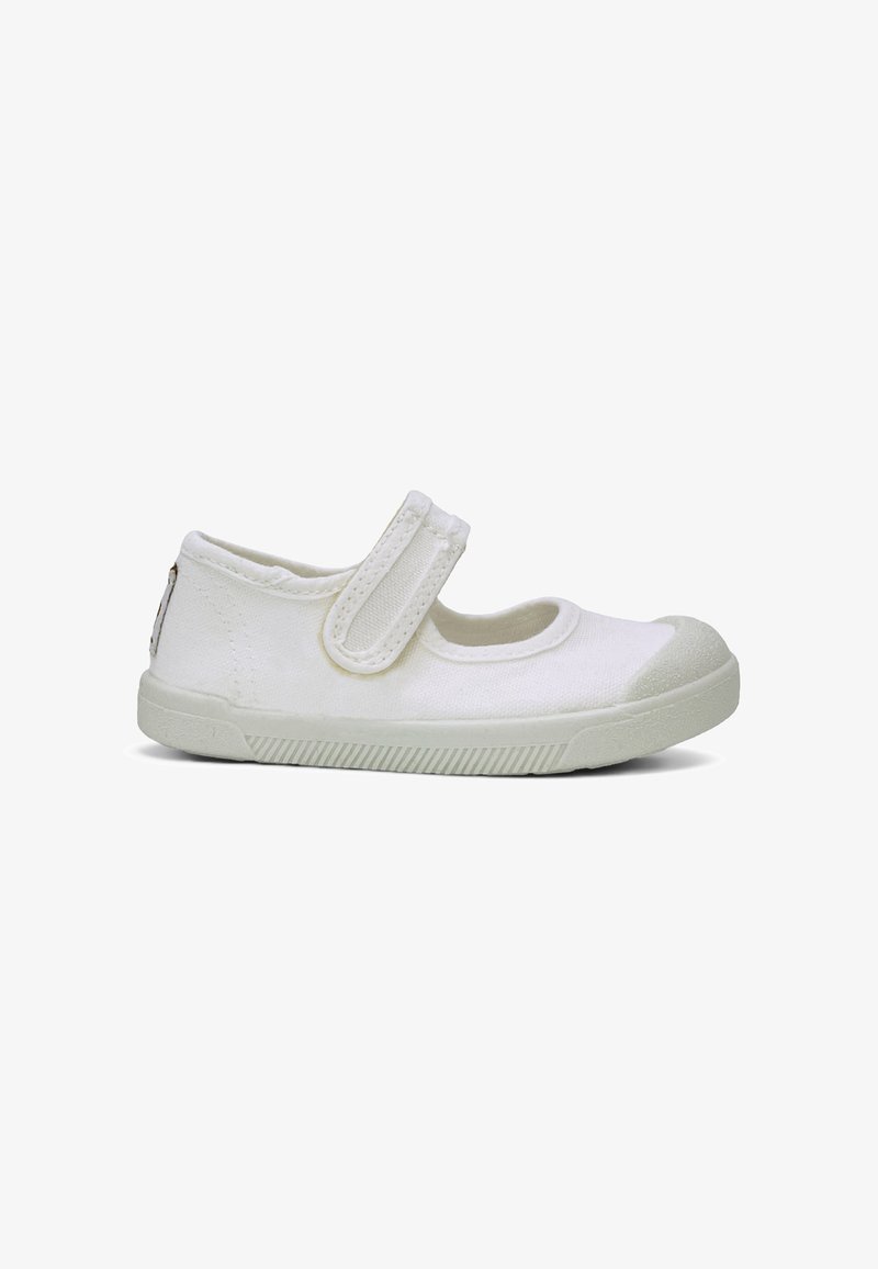 Chaussure Mary Jane en toile blanche avec semelle en caoutchouc et embout, dotée d'une bride unique réglable à scratch sur le cou-de-pied.