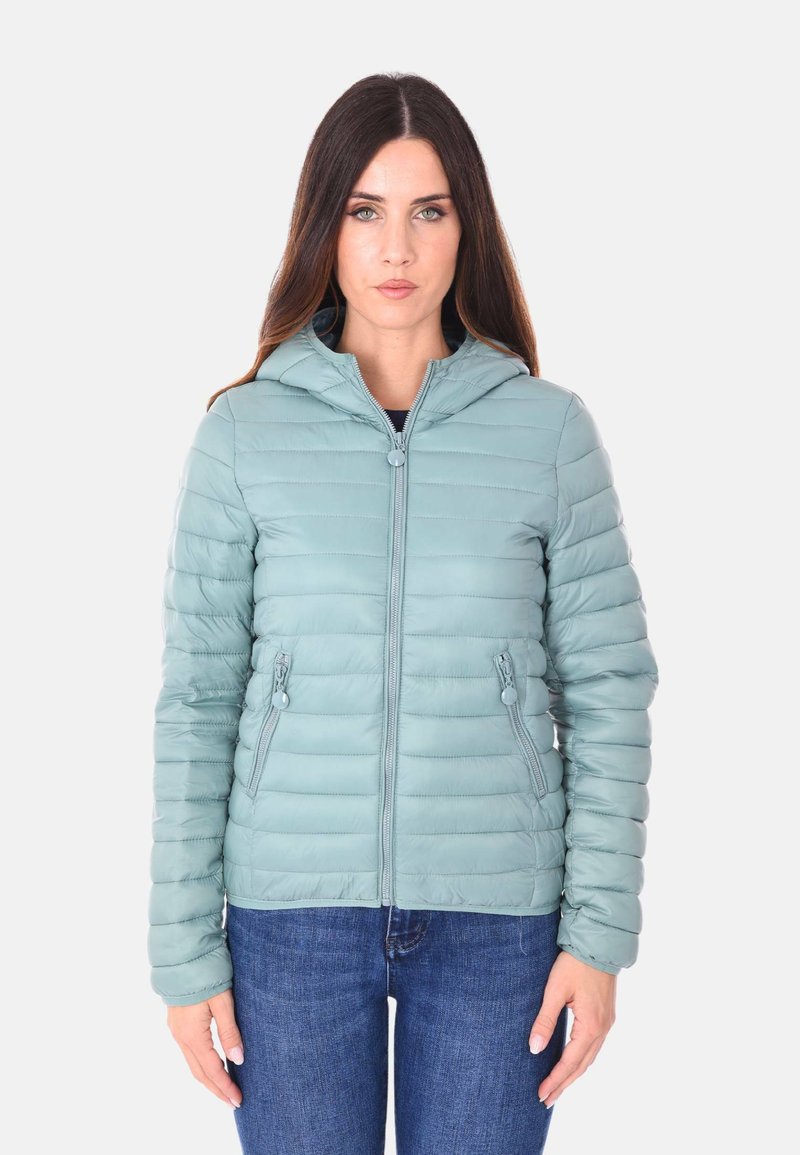 Giacca a puffo azzurro chiaro con zip frontale, cappuccio e due tasche laterali. Caratterizzata da una texture trapuntata e un design aderente.