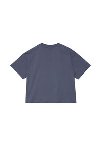 En enkel kortärmad t-shirt med rund hals i enfärgad dämpad blå, visad liggande med baksidan vänd framåt på vit bakgrund.