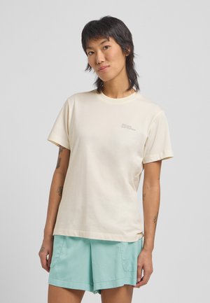 Crèmekleurig lichtgewicht t-shirt met een ronde hals en korte mouwen, met een klein grijs logo op de linkerborst.