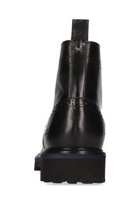 Botines de cuero negro con perforaciones decorativas estilo brogue, tab del talón texturizado y una suela gruesa y resistente con acentos azules.