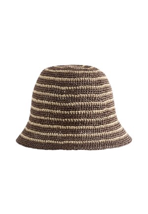 Brązowo-beżowy pasiasty szydełkowy kapelusz typu bucket z lekko rozszerzanym rondem, prezentowany na białym tle.