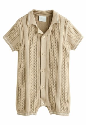 Beige strikket babydragt med korte ærmer, kabelstrikket mønster, krave og knapper foran, mærket "NEXT baby, lavet i Indien."