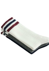 Tre paia di calzini con trama a coste. Colori: bianco con righe bordeaux e blu navy, grigio e blu navy. Design a lunghezza standard alla caviglia.