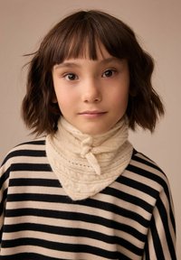 Maglione a righe nei colori nero e crema; presenta una sciarpa collo in crema con texture, legata davanti. Texture liscia, design semplice.