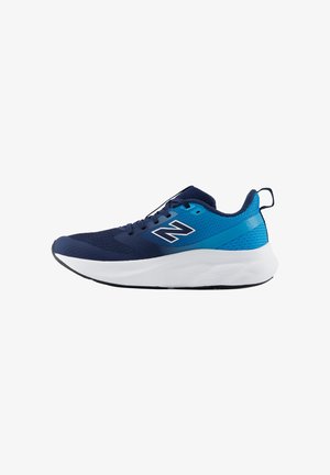 Sinine ja mereväe jooksujalanõu valge tallaga, paeladega ja New Balance'i logoga külgedel, vaadates väljastpoolt.