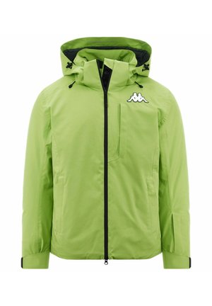 Giacca impermeabile verde con cappuccio, zip nera, taschino sul petto e logo decorativo. Texture liscia, maniche lunghe, polsini regolabili.