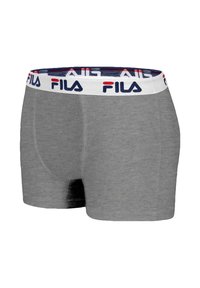 Boxers en coton gris avec une taille blanche arborant le logo FILA rouge et bleu. Texture lisse, design de longueur intermédiaire avec un ajustement confortable.