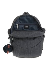Zaino in tessuto grigio con forma arrotondata, dotato di una tasca frontale, chiusura con zip e un accento da portachiavi peloso a forma di scimmia.