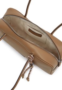 Barna bőr kézitáska cipzárral, sima felülettel és belső zsebbel. Díszes zsinór és kontrasztos varrás jellemzi.