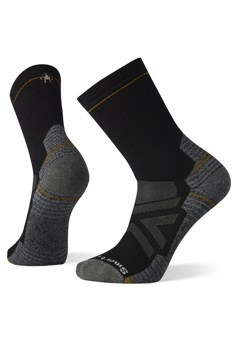 Chaussettes noires et grises avec un design texturé, dotées d'un talon et d'un orteil renforcés, de coutures en accent doré et d'un logo Smartwool sur la semelle.