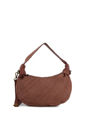 Sac à bandoulière en cuir tressé marron avec une forme courbée, une seule sangle et une sangle latérale supplémentaire réglable avec des fermoirs métalliques.