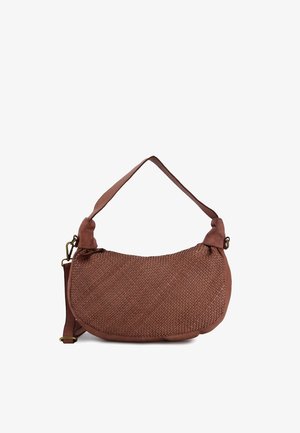 Braune gewebte Lederschultertasche mit geschwungener Form, einem einzelnen Riemen und einem zusätzlichen verstellbaren Seitenriemen mit Metallverschlüssen.