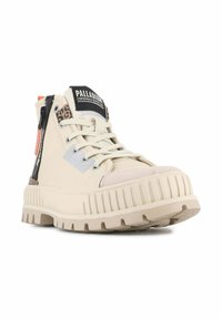 Sneaker alta beige con suola spessa e rigata, con lacci frontali, zip laterale, dettagli leopardati e etichetta nera con logo sulla linguetta.