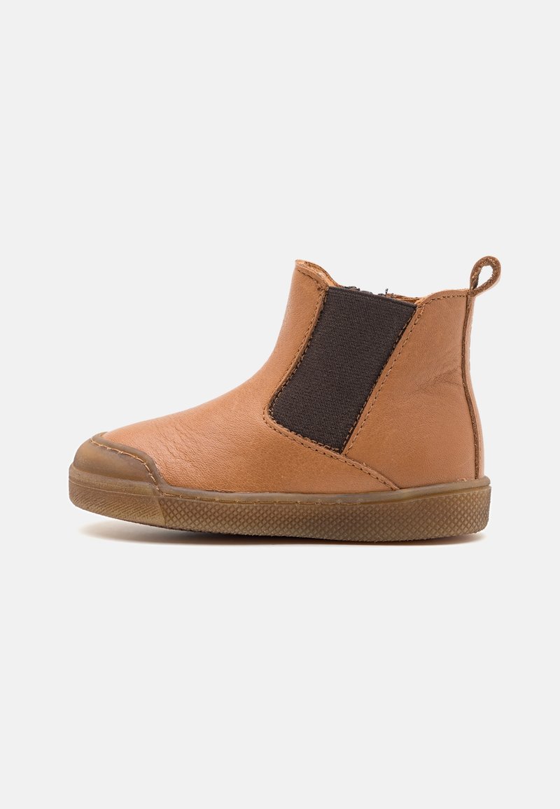 Bottine bébé en cuir marron avec panneau latéral élastique, semelle en caoutchouc et languette à l’arrière, sur fond blanc.