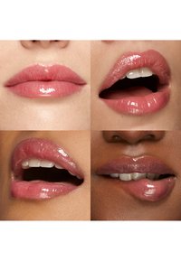 Quattro primi piani di labbra lucide e diverse, alcune leggermente aperte mostrando denti e lingua, con tonalità naturali di rosa e malva.