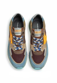 Sneakers multicolori con materiali in suede e mesh. Presentano accenti blu, lacci con motivo e una suola testurizzata. Etichette sulla linguetta.