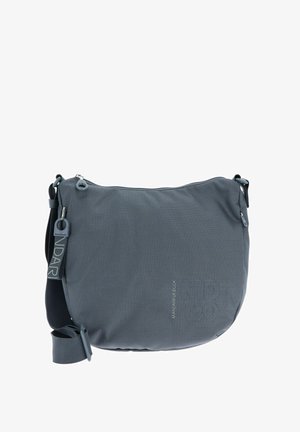 Sac à bandoulière en tissu gris avec une surface texturée, fermeture zippée et bandoulière ajustable. Présente un logo subtil et une forme arrondie.