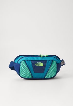 Blaues und türkisfarbenes The North Face Bauchtasche mit grünen Netzfächern, zwei Reißverschlussfächern und verstellbarem Riemen vor weißem Hintergrund.