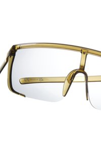 Gafas de sol con gruesos marcos de plástico transparente marrón y lentes claros, presentando una línea de cejas recta y brazos de patilla prominentes.