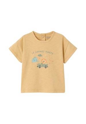 Beiges Kleinkind-T-Shirt mit kurzen Ärmeln, das Safari-Tiere und eine Jeep-Illustration mit dem Text "Le Safari Photo" zeigt.