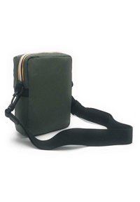 Borsa a tracolla quadrata, verde oliva, con una texture liscia, zip colorata a contrasto, tracolla nera regolabile e design minimalista.