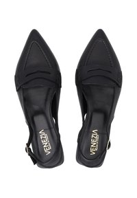Czarne skórzane buty typu slingback z wydłużonym noskiem, otwartymi bokami i subtelnymi poziomymi akcentami. Posiadają złotą klamrę na obcasie.