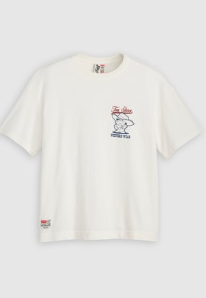 Hvit bomullst-skjorte med korte ermer. Har et grafisk trykk med "Toy Story" tekst og en karakter i westernantrekk. Avslappet passform.