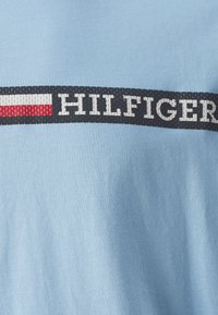 Tommy Hilfiger CHEST STRIPE TEE - Tričko s potlačou - vessel blue