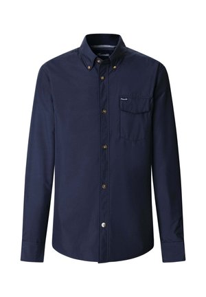 Camisa azul marino de manga larga con botones, cuello con botones, cinco botones en la parte delantera y bolsillo en el pecho con solapa y etiqueta con logo.