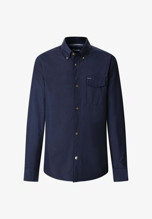 Camisa azul marino de manga larga con botones, cuello con botones, cinco botones en la parte delantera y bolsillo en el pecho con solapa y etiqueta con logo.