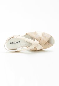 Beige Slingback-Schuh mit einem strukturierten Mesh-Obermaterial, breiten Riemen und einem offenen Zehenbereich. Verfügt über eine gepolsterte Innensohle und einen Schnallenverschluss.