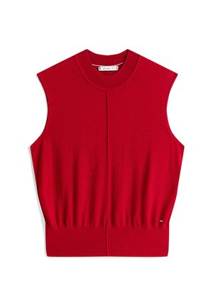Mouwloze rode gebreide sweatervest met geribde ronde hals en zoom, met een klein metalen logootje nabij de onderzoom.