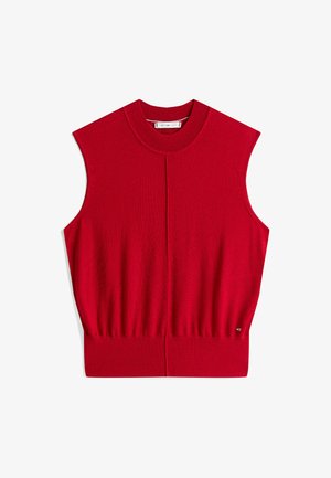 Czerwony bezrękawnik z dzianiny, z ribbowe stójką i dołem, z małą metalową metką logo blisko dolnego brzegu.