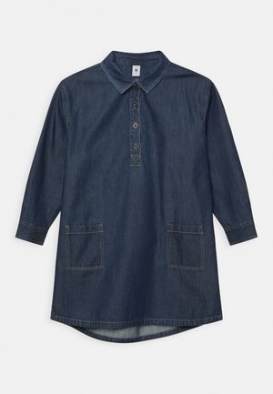 Robe chemise en denim bleu foncé à manches longues avec col, patte de boutonnage à trois boutons et deux poches avant à rabat.