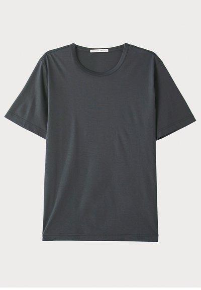 T-shirt à manches courtes gris foncé. Tissu lisse et léger avec un col rond et une coupe décontractée. Coutures plates sans logos ni motifs visibles.