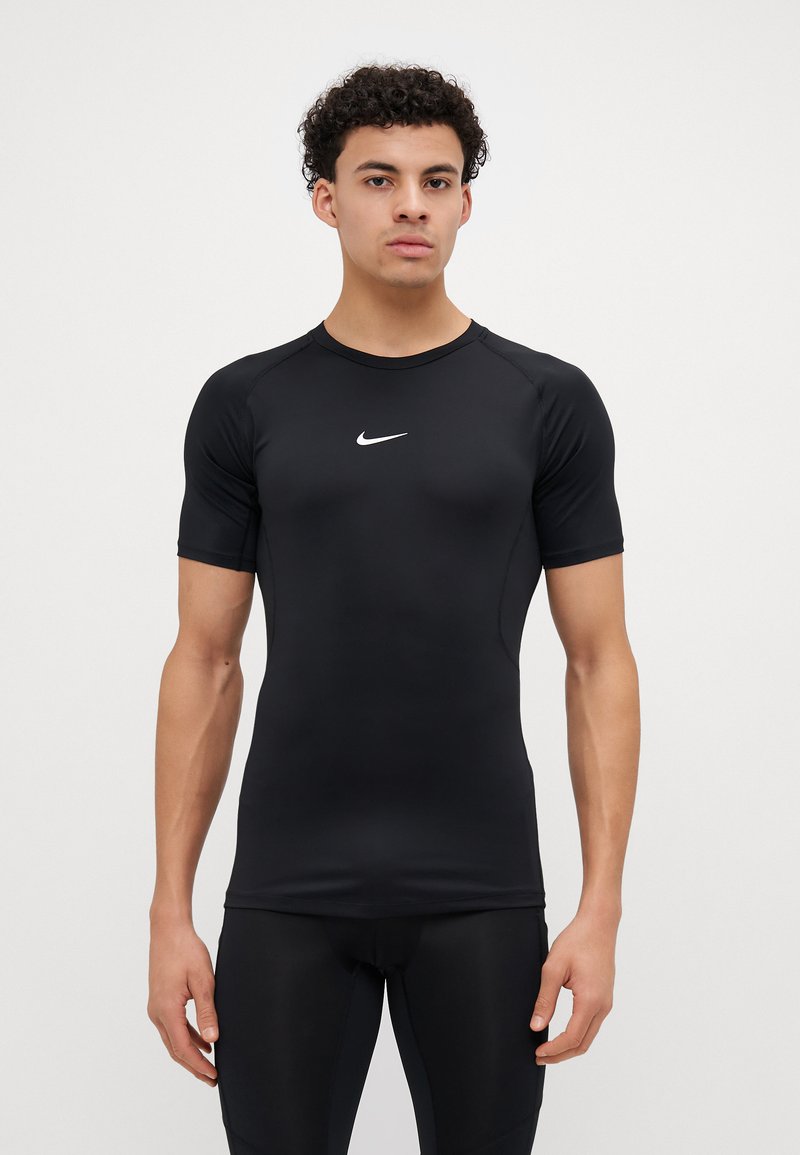 Tricou sportiv negru cu mâneci scurte, fabricat din material elastic. Prezintă un mic logo alb Nike pe piept. Design ajustat.
