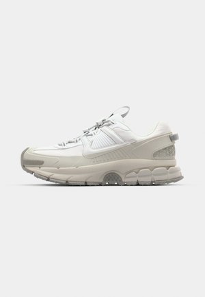 Nike Sportswear ZOOM VOMERO ROAM mleczny
