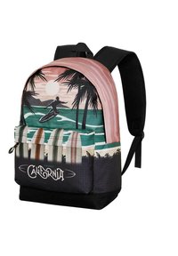 Mochila con un gráfico de un surfista, palmeras y tablas de surf. Los colores incluyen rosa, verde y negro, con textura de tela y detalles impresos.
