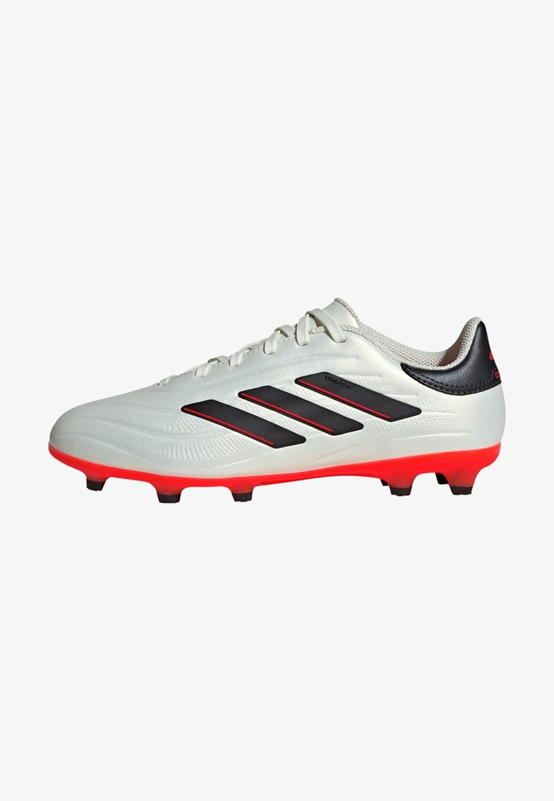 Scarpa da calcio Adidas con una parte superiore leggera bianca, strisce nere, suola rossa, finitura testurizzata e tallone nero. Progettata per le prestazioni.