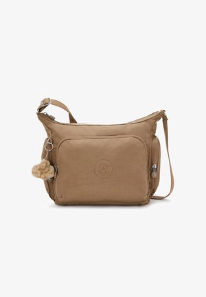 Brązowa torba crossbody z przednią kieszenią, bocznymi kieszeniami na zamek, regulowanym paskiem oraz małym pluszowym breloczkiem w kształcie małpki.