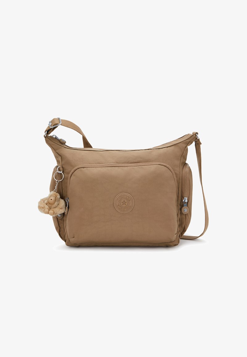 Borsa a tracolla marrone con tasca frontale, scomparti laterali con zip, tracolla regolabile e un piccolo portachiavi a forma di scimmietta in peluche attaccato.