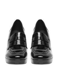 Črni lakasti usnjeni mokasini z dvostranskimi trakovi, zašiljenim sprednjim delom in šivanimi detajli vzdolž podplata. Gladek, sijoč videz.