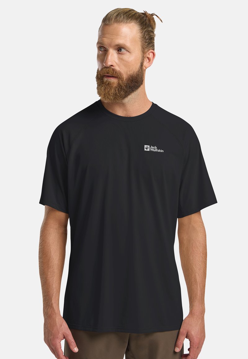 T-shirt nera a maniche corte realizzata in tessuto sintetico liscio, con un logo sul lato sinistro del petto e maniche raglan per facilitare i movimenti.