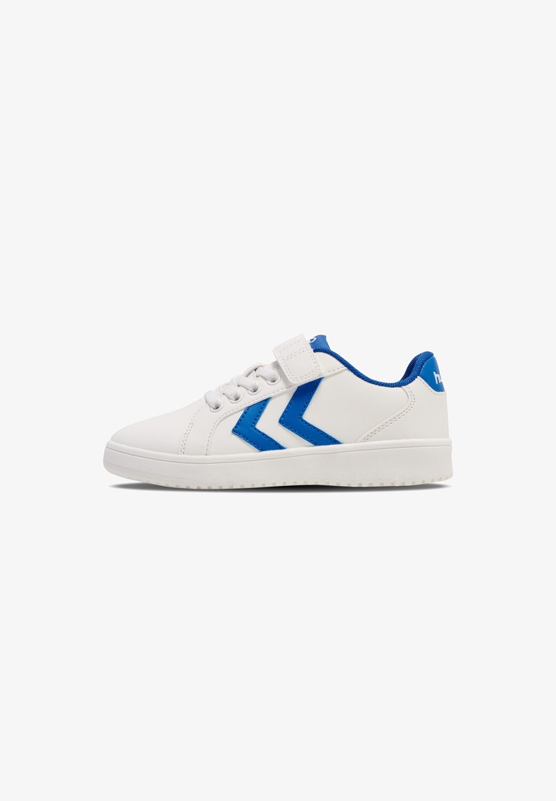 Baskets blanches avec des accents bleus, présentant une tige lisse en similicuir, une bande Velcro et deux motifs chevrons bleus sur le côté.