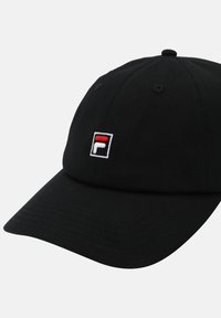 Gorra de béisbol negra de algodón con visera curvada. Presenta un logotipo bordado en blanco contorneado en rojo y blanco en la parte delantera.