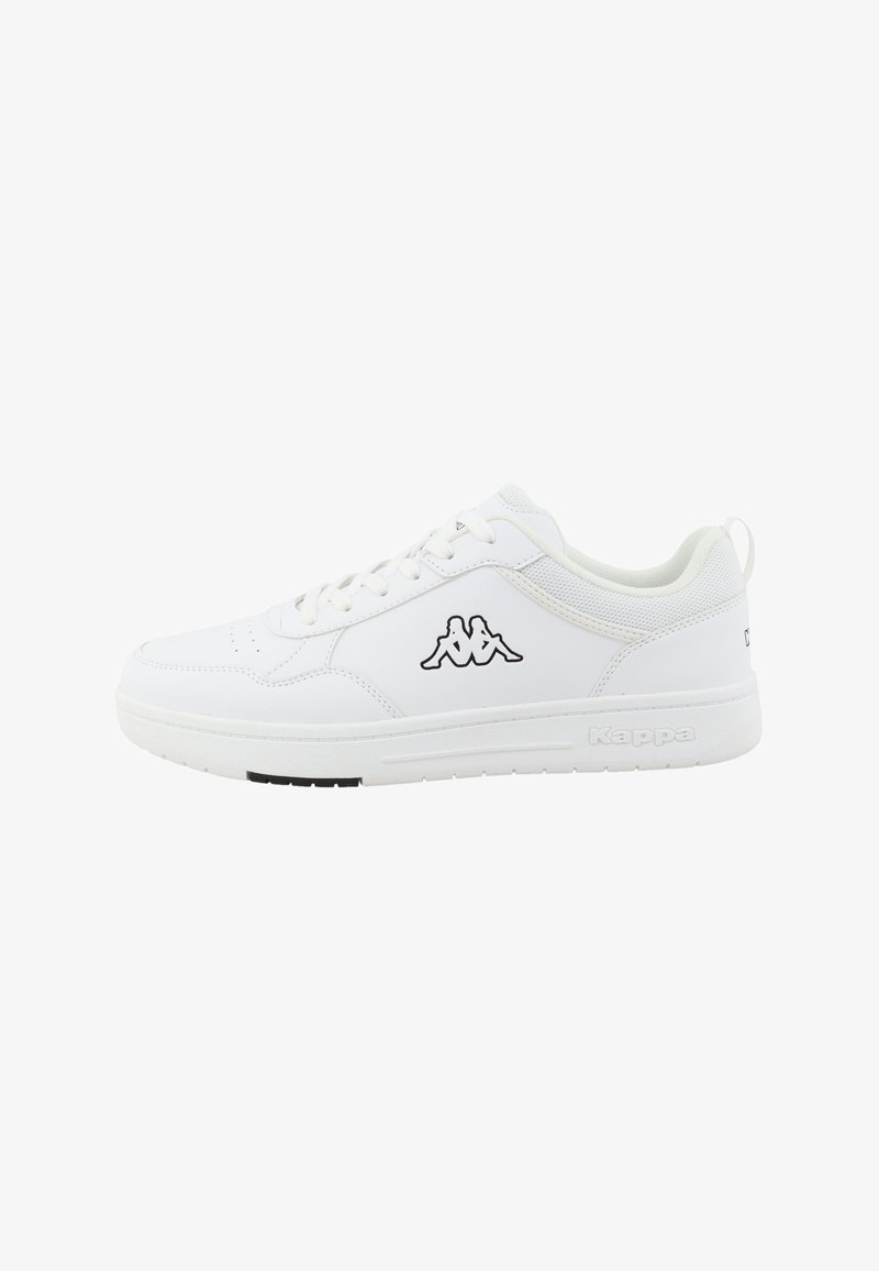 Baskets blanches basses à lacets, logo Kappa noir sur le côté et semelle de marque, vues de profil extérieur sur un fond blanc.